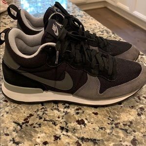 Nike International Mid